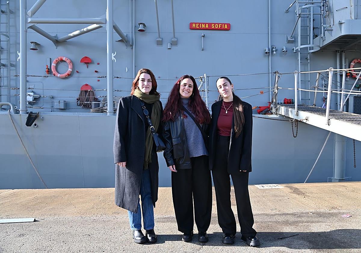 Las estudiantes Silvia Mateo, Sara Richart y Andrea Molano en su visita a la base militar de Rota.