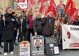 Concentración organizada a las Puertas del Palau de la Generalitat por profesionales de Servicios Sociales.