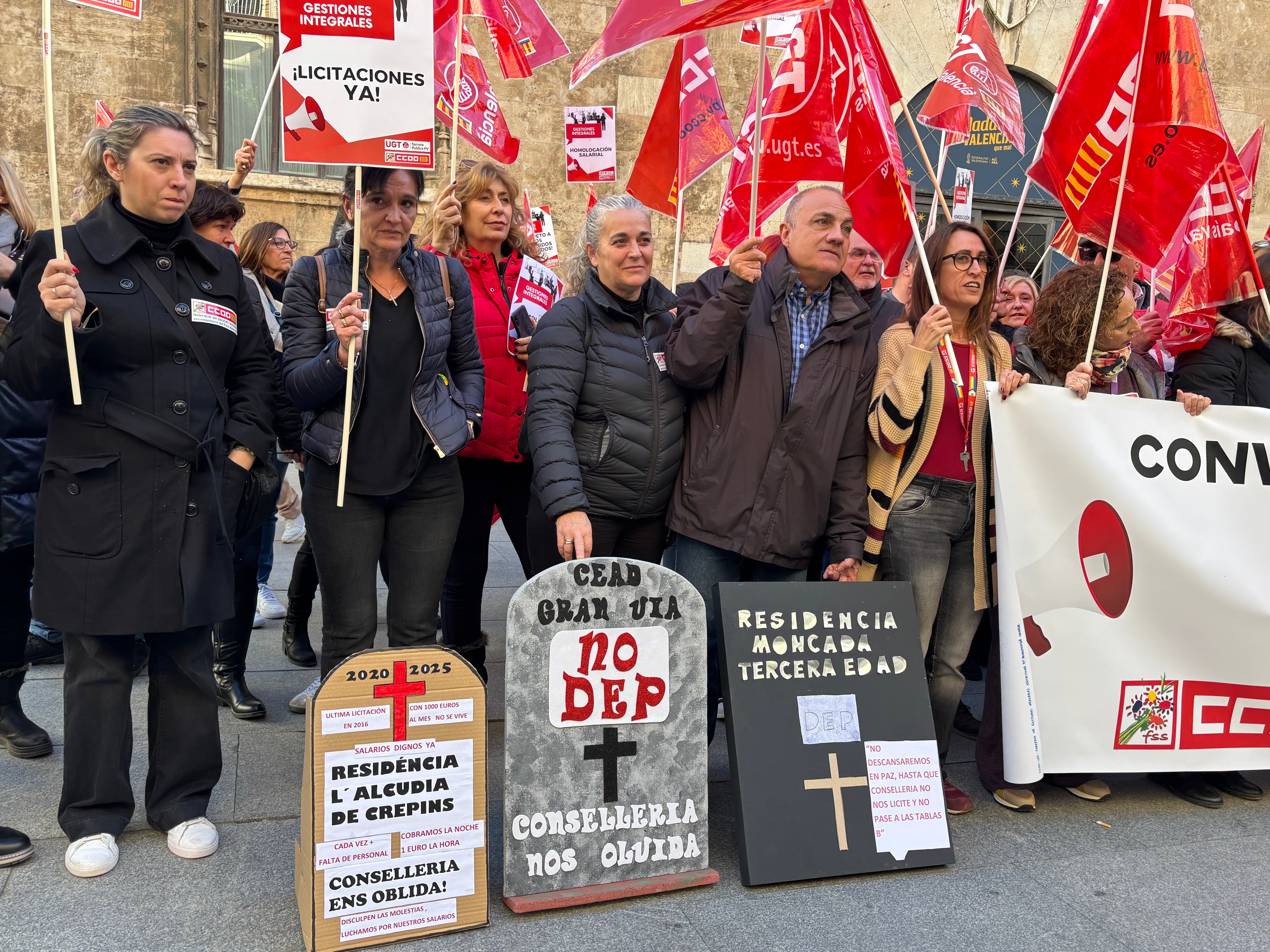 Concentración organizada a las Puertas del Palau de la Generalitat por profesionales de Servicios Sociales.