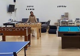 La concejal de Juventud, Maribel de las Nieves, en la renovada sala de ocio juvenil de Monforte del Cid.