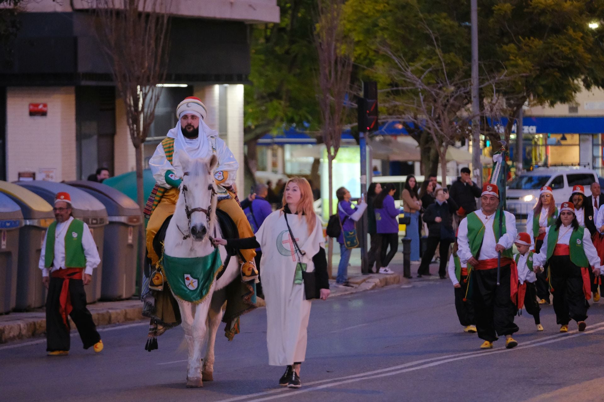 El desfile de Mig Any de los Moros y Cristianos de Altozano, en imágenes