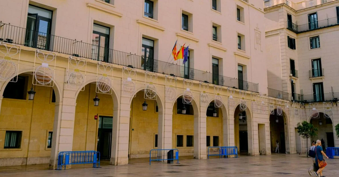 Imagen principal - Juzgan a un policía de Elda por presuntamente quedarse con material incautado en distintas operaciones