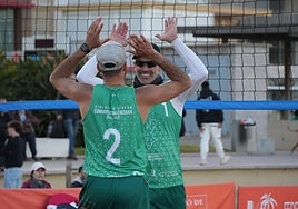 Raúl Mesa choca las manos con su compañero Hernán Tovar, este domingo en Gandia.