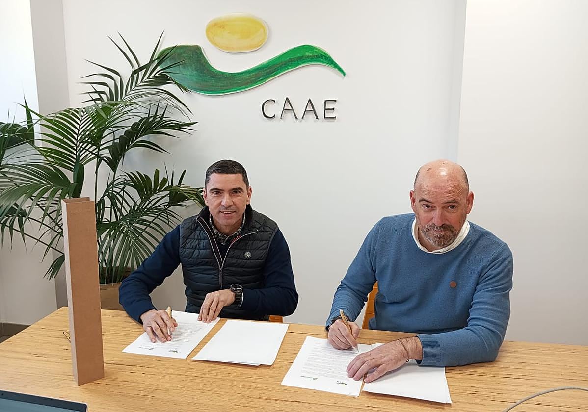 Momento de la firma del acuerdo de colaboración.