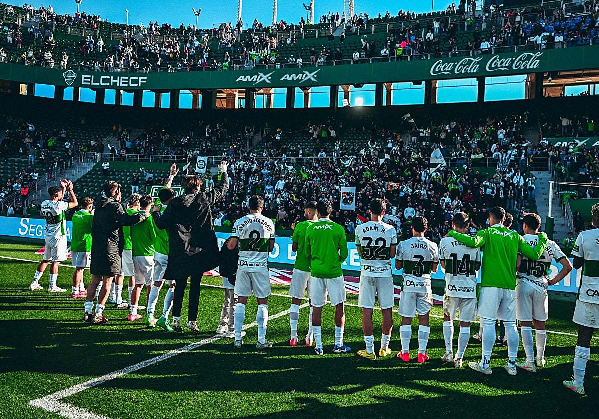 La plantilla del Elche celebra el último triunfo ante el Tenerife.
