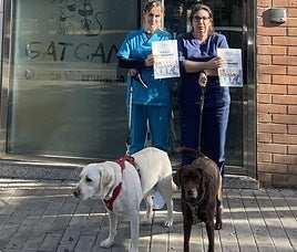 La veterinaria Eva Tafalla frente a su clínica cerrada esta martes en señal de protesta.
