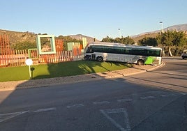 Un autobús se estrella contra la rotonda de La Vila Joiosa.