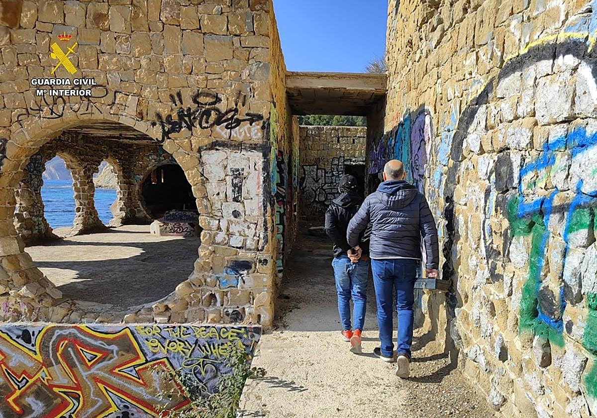 Un investigador junto al detenido en el club social, la obra abandonada de Ricardo Bofill en Calp.