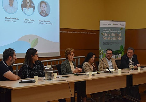 La directora de Todo Alicante, Concha Pastor (c), en la mesa redonda sobre comunicación y movilidad.