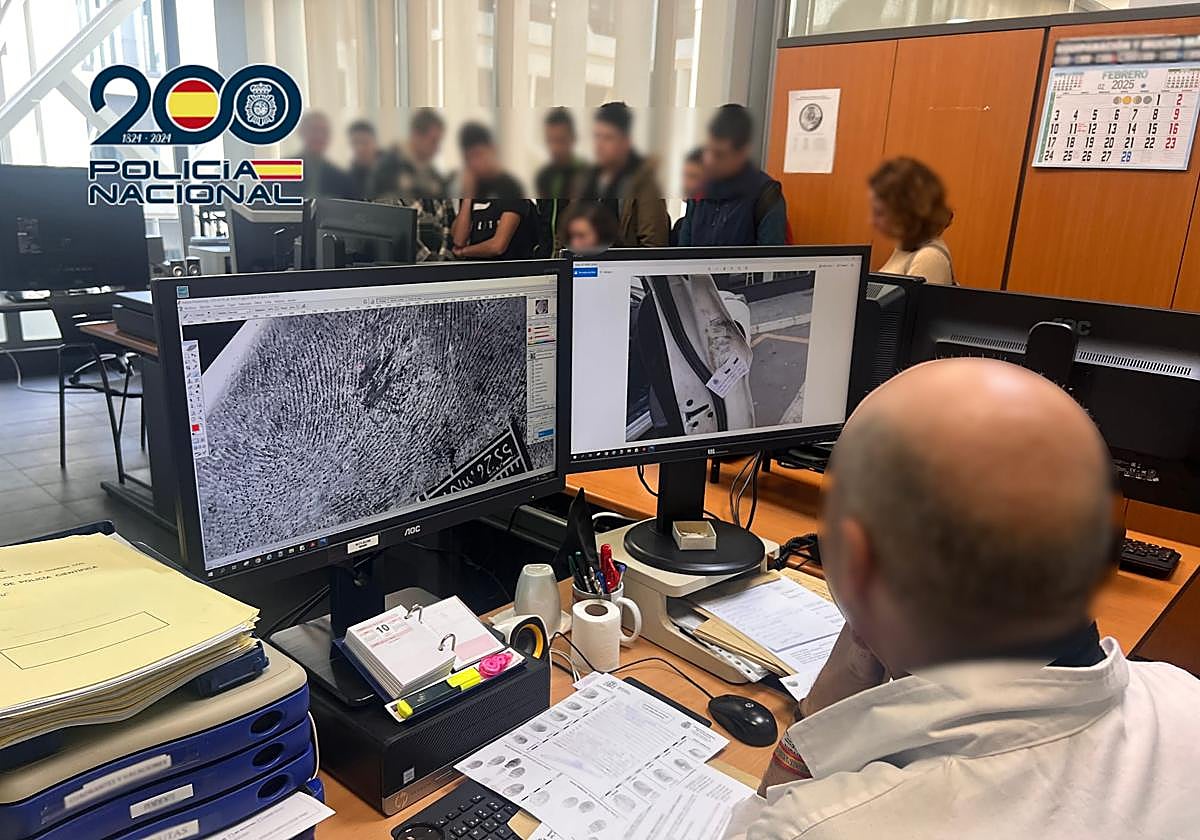 Los alumnos, durante la visita a la Policía Científica de Alicante.