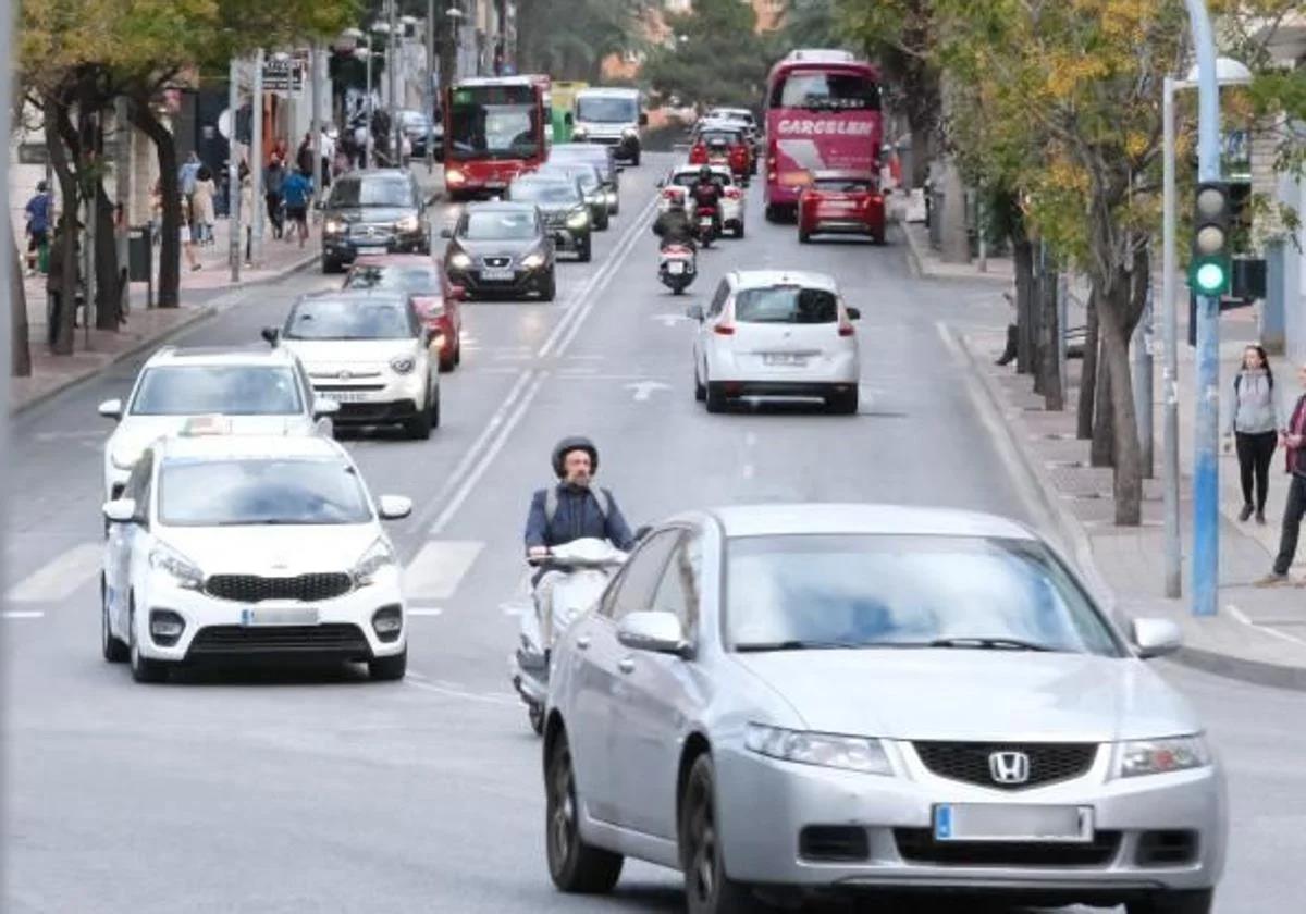 Imagen principal - Domingo infernal para el tráfico en Alicante: corte de calles en media ciudad por tres eventos a la vez