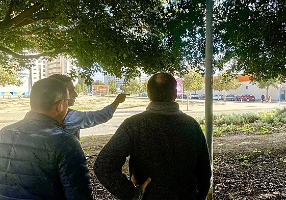 Festeros y vecinos señalan la nueva ubicación de la hoguera Remigio Soler.