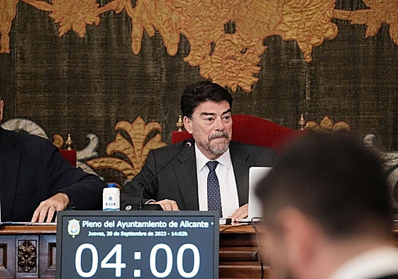 El alcalde de Alicante, Luis Barcala, en un pleno.