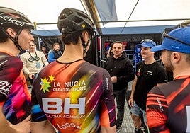 El alcalde de La Nucía, Bernabé Cano, saludando a los ciclistas junto a Carlos Coloma