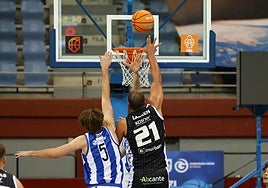 Larsen anota ante Gipuzkoa este miércoles.