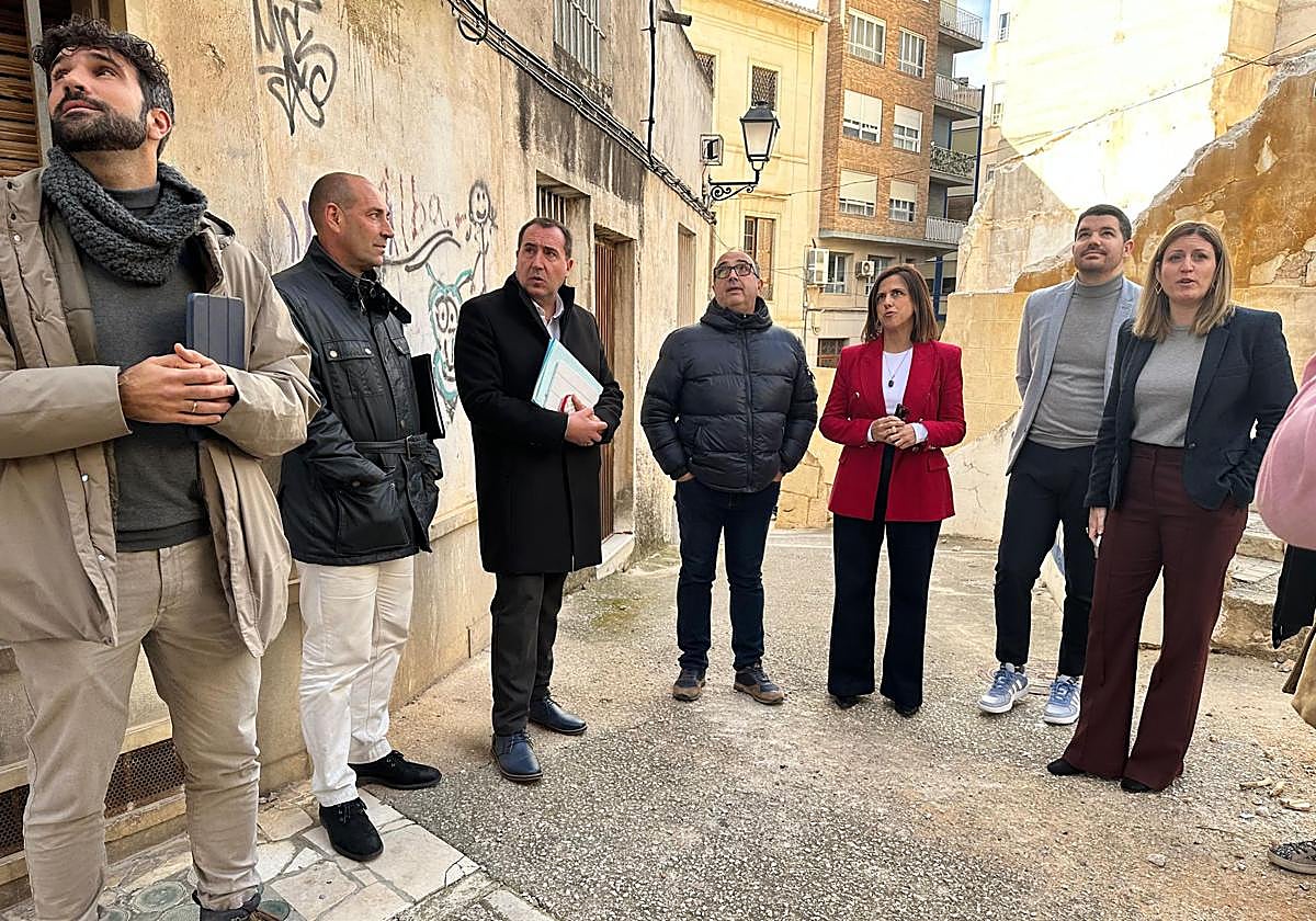 El diputado de Infraestructuras, Antonio Bernabé, vista los proyectos en el municipio de Monóvar.