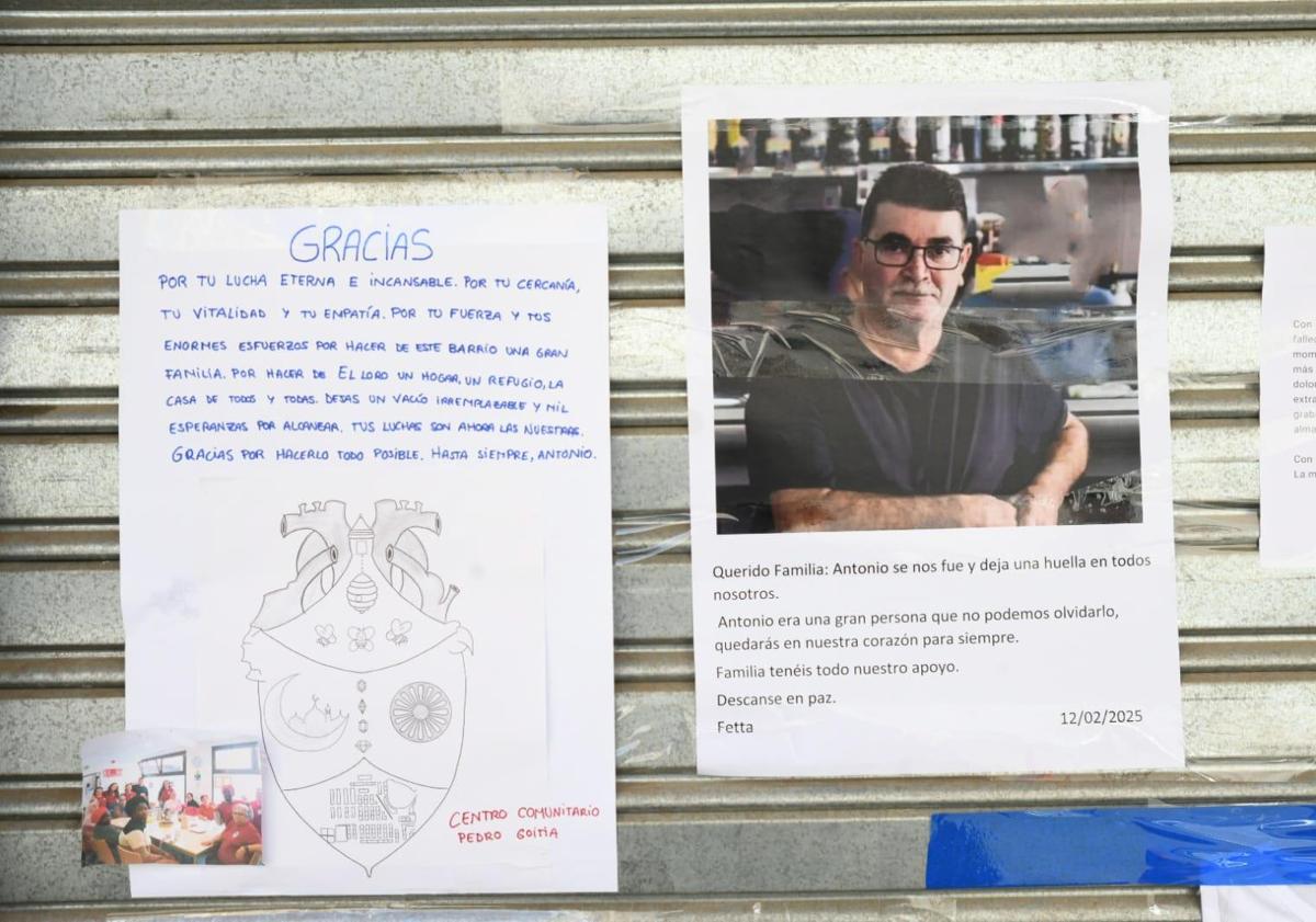 Imagen principal - Los vecinos de Colonia Requena muestran sus condolencias a las puertas del bar de Antonio Colomina.