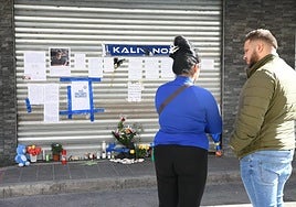 Los vecinos de Colonia Requena improvisan un altar en el bar de Antonio Colomina.