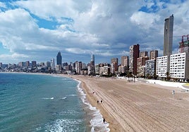 Una curiosa imagen de la playa de Poniente sin mobiliario y casi vacía de bañistas