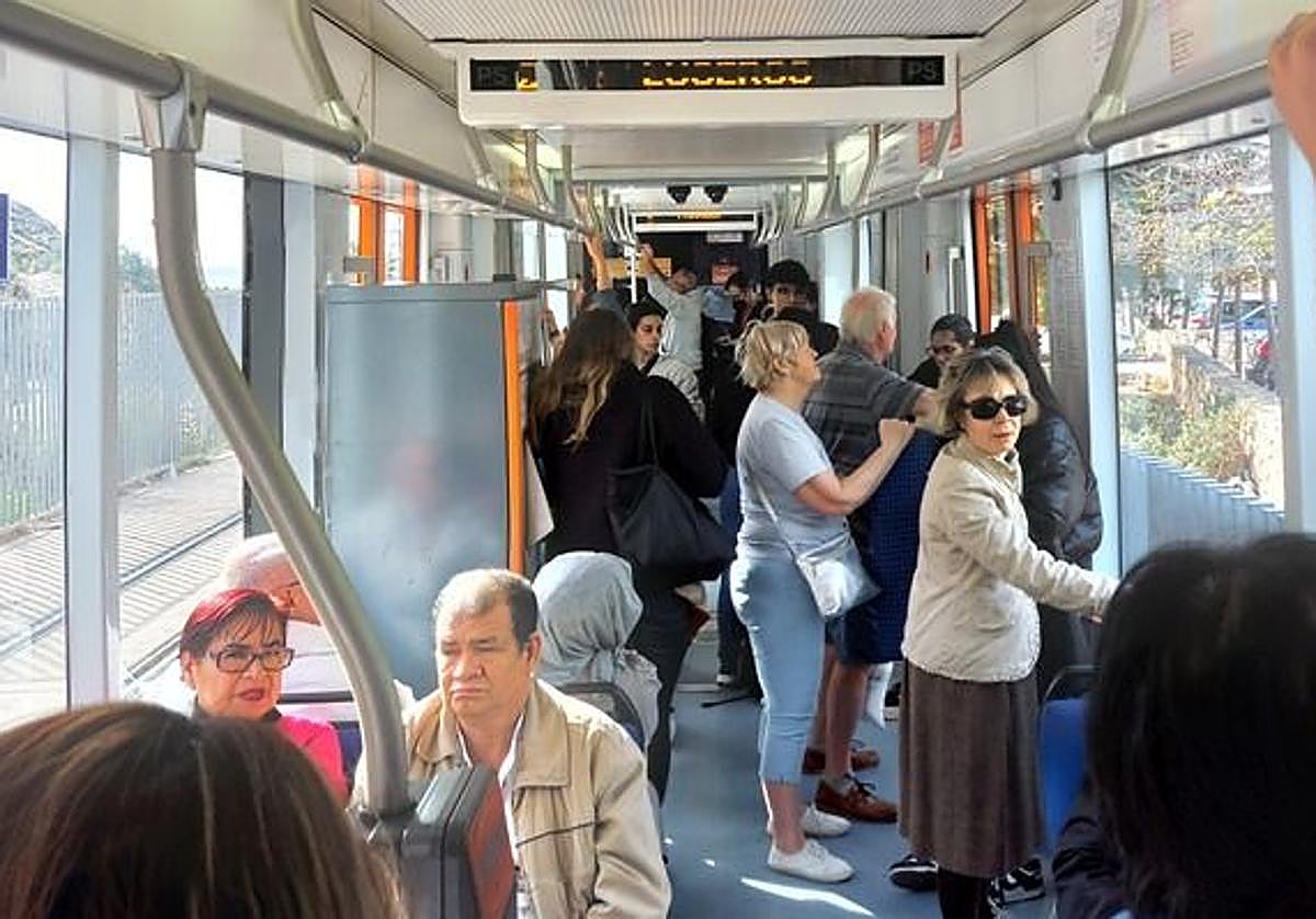 Viajeros en el Tranvía de Alicante.