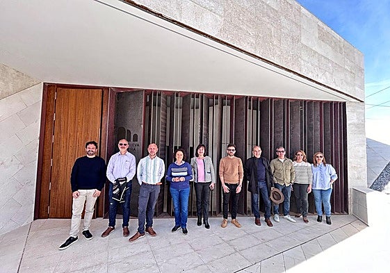 La diputada de Arquitectura, Carmen Sellés, durante su visita a Algueña.