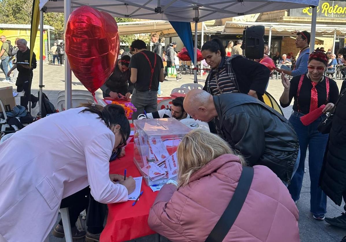 Alicantinos dejan sus cartas de amor en la plaza del Mercado Central.