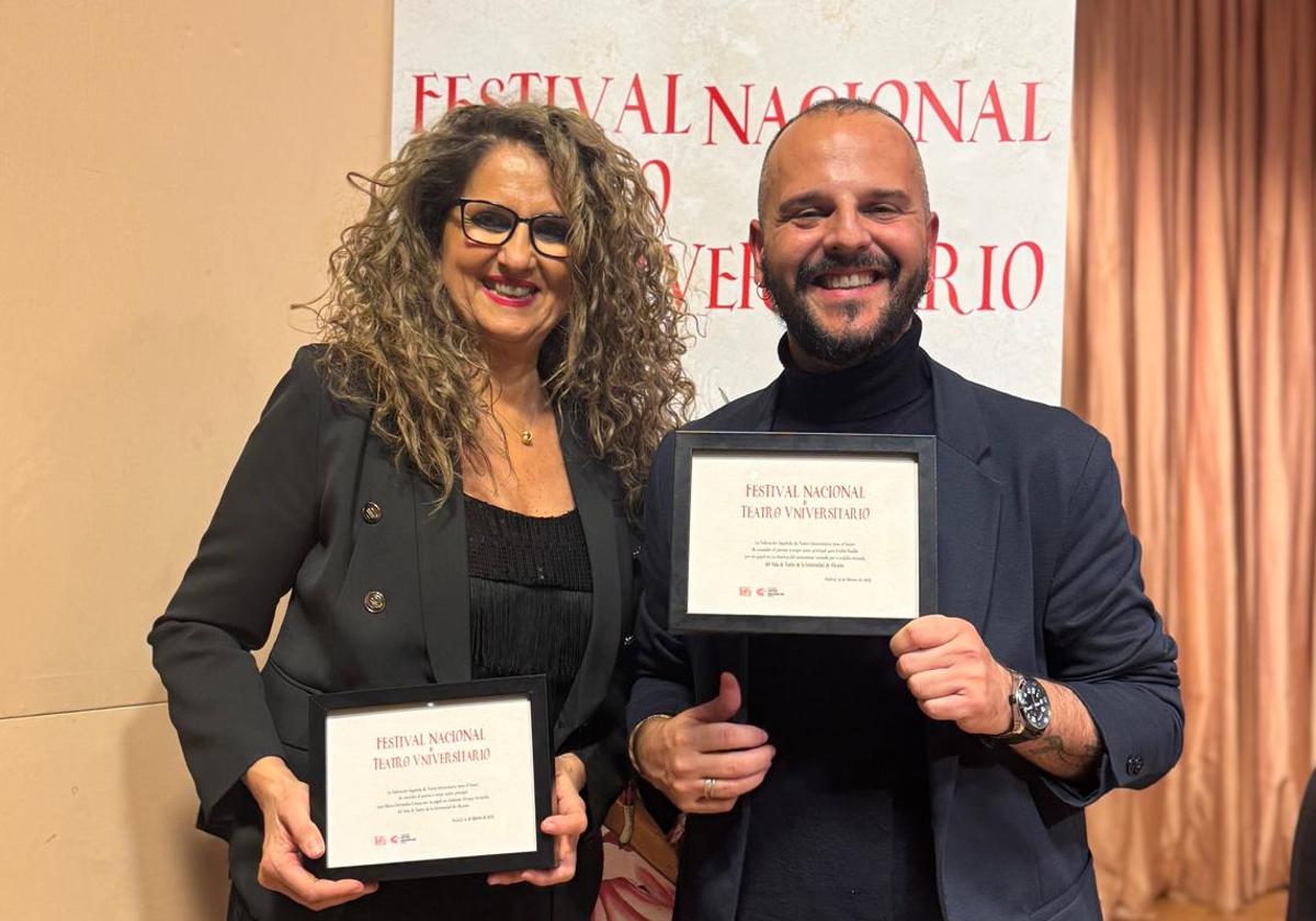 La vicerrectora Catalina Iliescu, junto al premiado Emilio Rosillo.
