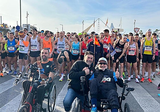 El alcalde de Alicante, Luis Barcala, con varios corredores en la salida de la Media Maratón, celebrada el domingo.