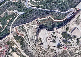 Terreno donde se ejecutarán las obras de la nueva puerta verde del castillo.