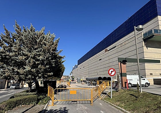 Obras de Aguas de Alicante junto al centro comercial Dynamia, en Petrer.