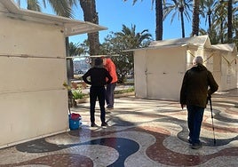 Comerciantes recogiendo sus puestos.