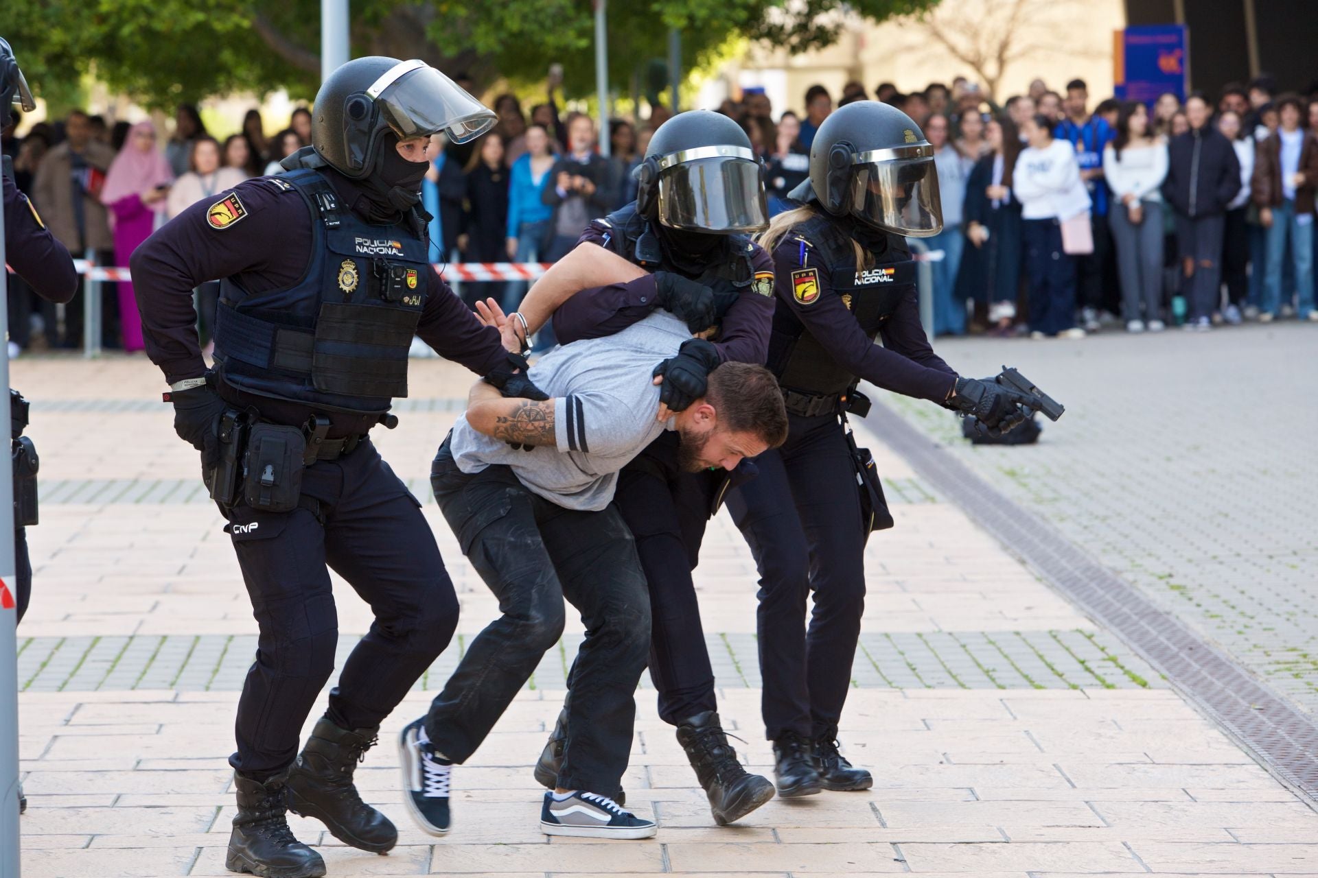 El macrosimulacro de la UA con la Policía Nacional, en imágenes