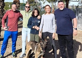 Yako junto a su nueva familia y miembros de la Unidad Especial de Guías Caninos de la Policía Nacional de Alicante.