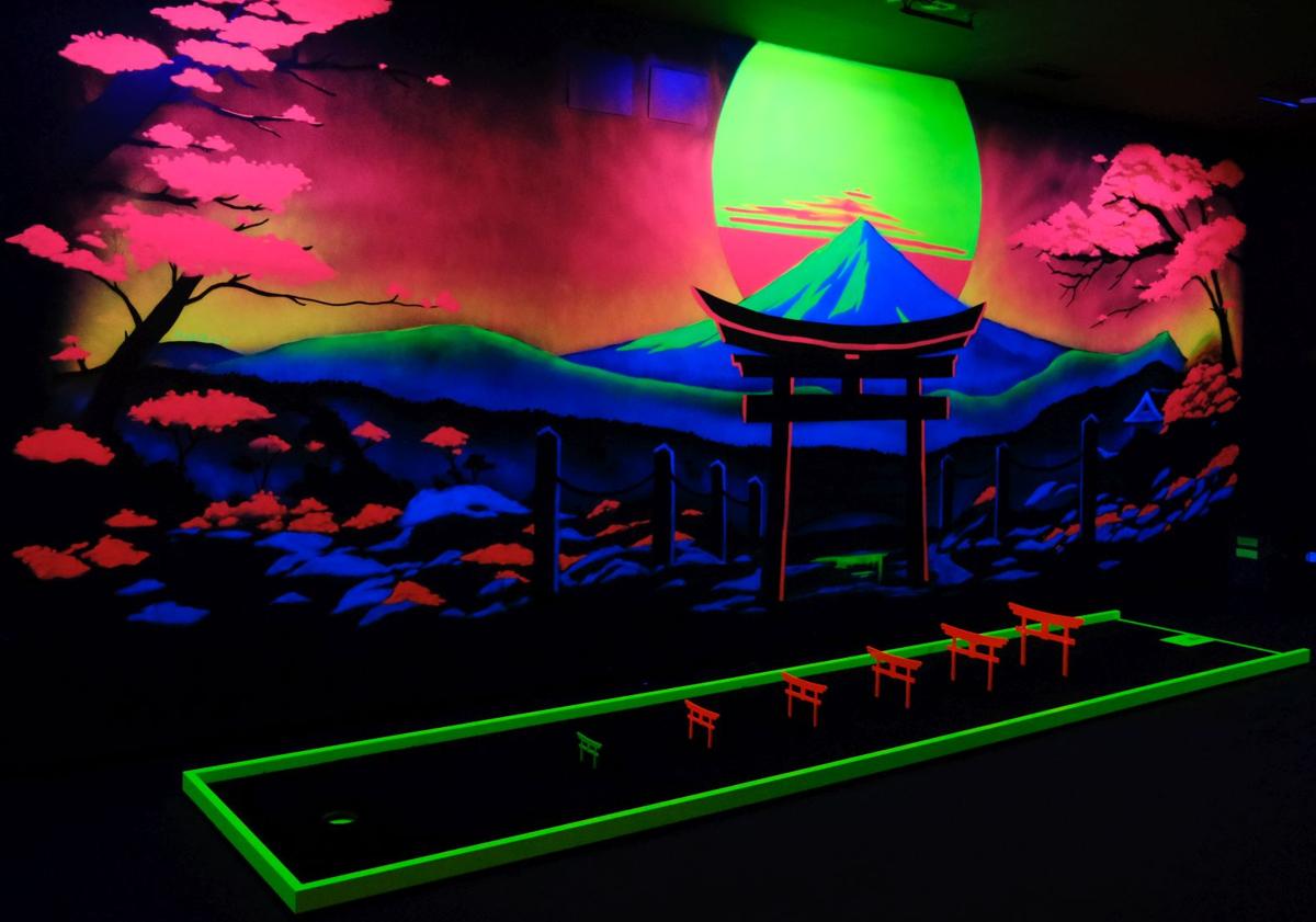 Imagen principal - Varias pistas del Neón Minigolf de Alicante.