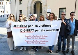 Familias afectadas por la muerte de 74 ancianos en Alcoi.