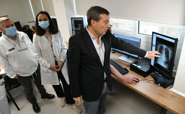 El conseller de Sanidad enseña el funcionamiento de la nueva tecnología.