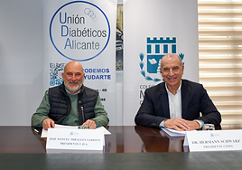 El presidente del COMA, Dr. Hermann Schwarz (derecha), junto al presidente de la Unión de Diabéticos de Alicante (UDA).