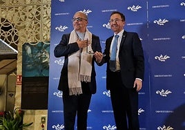 Casa Mediterráneo premia al escritor argelino Yasmina Khadra.