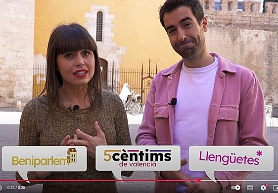 Los presentadores del canal de Youtube de A Punt para aprender valenciano, en un vídeo