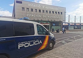 Un furgón de la Policía Nacional frente a la estación de autobuses de Alicante.
