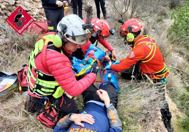 Los Bomberos estabilizan al ciclista antes de izarlo al helicóptero.