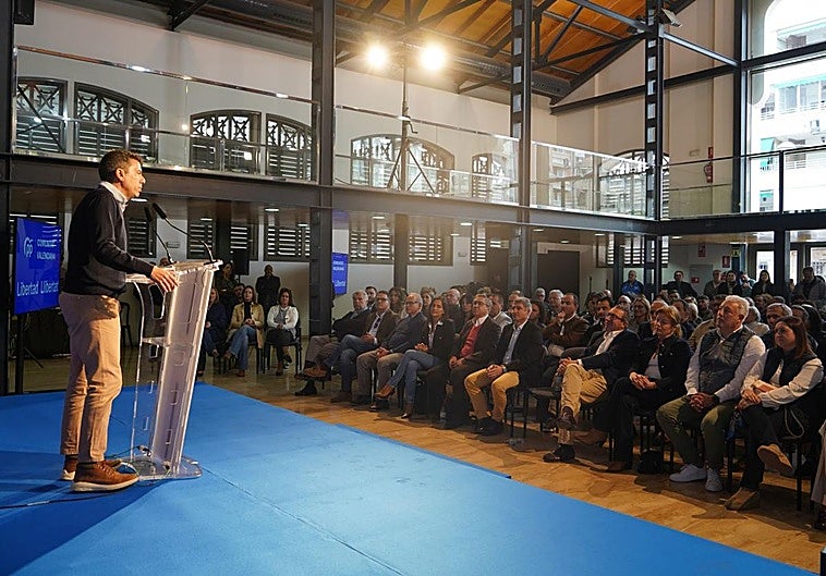 El presidente del PPCV y de la Generalitat, Carlos Mazón, durante el acto con dirigentes populares en Orihuela.