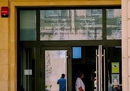 Entrada a la Audiencia Provincial de Alicante.