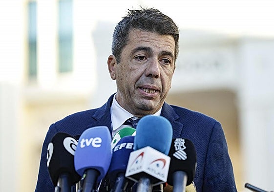 Carlos Mazón durante las declaraciones a los periodistas.