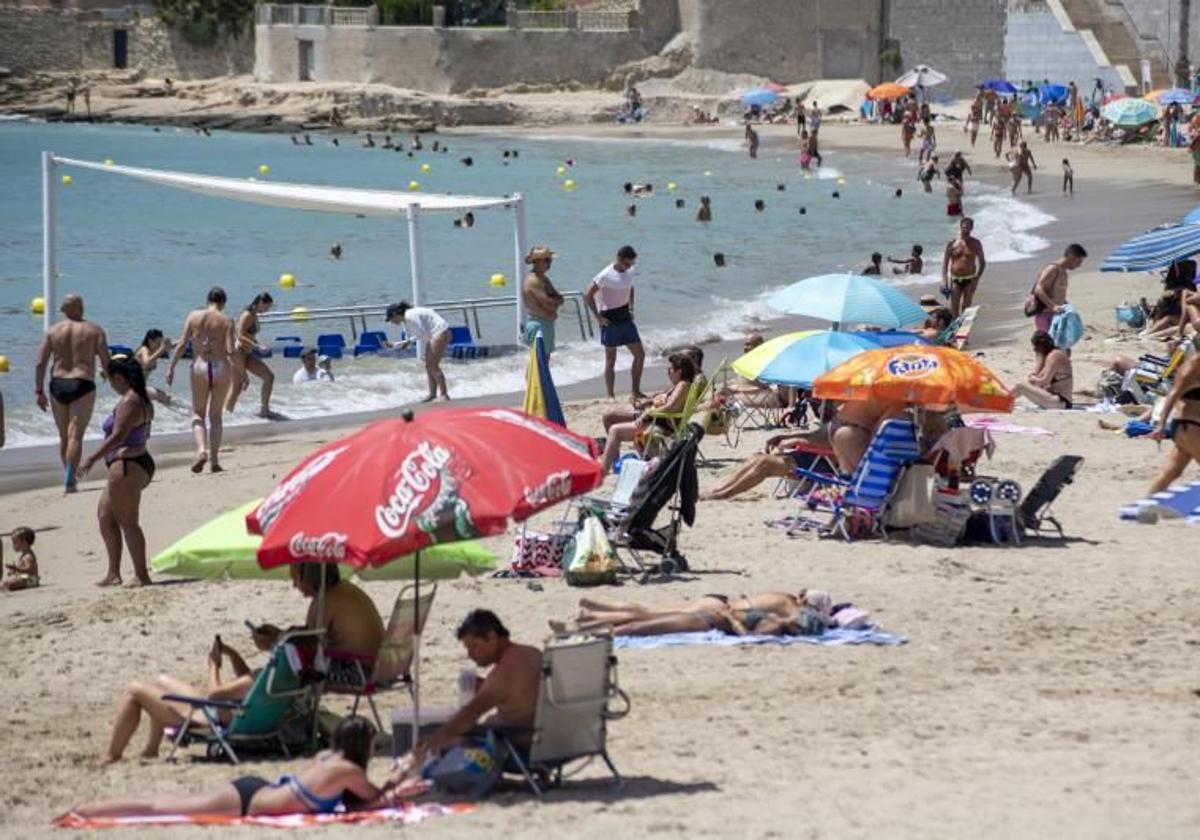 Bathers on the beach of Albufereta.