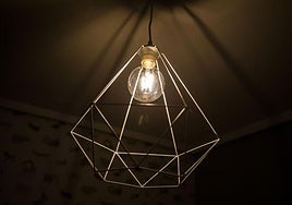 Una lámpara encendida.