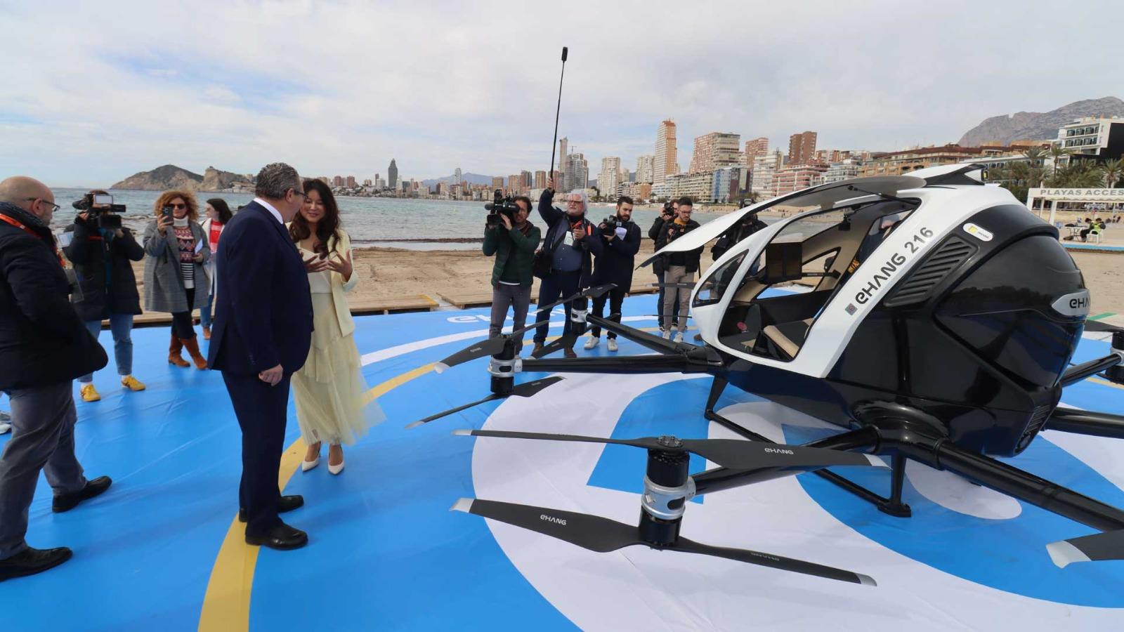 Imagen principal - Un aerotaxi entre drones y rascacielos en Benidorm