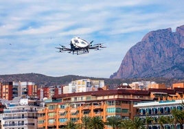 Imagen del aerotaxi volando en Benidorm