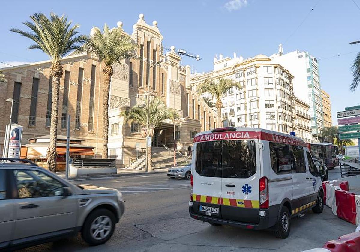 Una ambulancia en la avenida Alfonso el Sabio de Alicante.