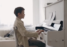 La musicoterapia es el uso de la música en pacientes con fines terapéuticos y de forma profesional.